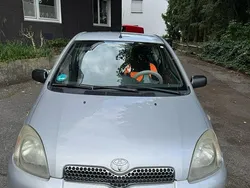 Grau Gebraucht 2001 Toyota Yaris Kleinwagen | 1.299 € (Fairer Preis)