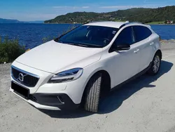 Weiß Gebraucht 2018 Volvo V40 CC Summum Kombi | 14.559 € (Fairer Preis)