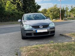 Grau Gebraucht 2004 VW Golf IV Kleinwagen | 2.500 €
