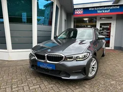 Grau Gebraucht 2021 BMW 320 Advantage Kombi | 20.590 € (Fairer Preis)