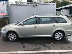 Grün Gebraucht 2004 Toyota Avensis Kombi | 2.500 €
