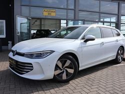 Weiß Gebraucht 2024 VW Passat Elegance Kombi | 35.953 € (Guter Preis)