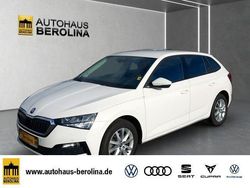 Weiß Gebraucht 2022 Skoda Scala Ambition Kleinwagen | 14.444 € (Guter Preis)
