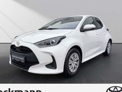 Weiß Gebraucht 2023 Toyota Yaris Comfort Limousine | 15.690 € (Fairer Preis)