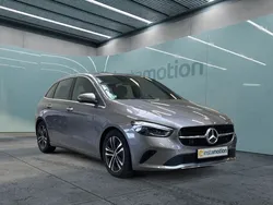 Grau Gebraucht 2025 Mercedes B200 Progressive Van / Kleinbus | 40.790 €