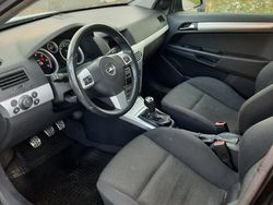 Schwarz Gebraucht 2006 Opel Astra Kombi | 800 €