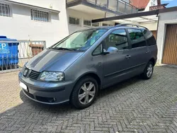 Grau Gebraucht 2010 Seat Alhambra Vigo Van / Kleinbus | 3.750 € (Fairer Preis)