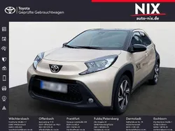 Ginger beige metallic/ night sky black Gebraucht 2024 Toyota Aygo Basis Kleinwagen | 19.690 € (Teuer)