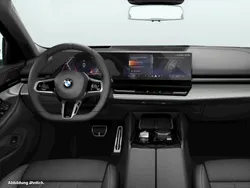 Black sapphire metallic Gebraucht 2024 BMW 520 Comfort Edition Kombi | 57.094 € (Fairer Preis)