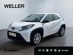 Weiss Gebraucht 2022 Toyota Aygo X-play Kleinwagen | 14.990 € (Fairer Preis)