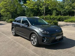 Grau Gebraucht 2021 Kia e-Niro Spirit SUV | 21.500 € (Fairer Preis)