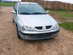 Silber Gebraucht 2002 Renault Mégane Limousine | 1.900 €