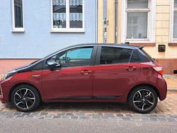 Rot Gebraucht 2018 Toyota Yaris Hybrid Style Kleinwagen | 14.000 € (Superpreis)
