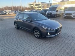 Grau Gebraucht 2017 Hyundai i30 Trend Limousine | 11.000 € (Guter Preis)