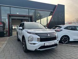 Weiß Gebraucht 2025 Mitsubishi Outlander P-HEV Top SUV | 54.900 €
