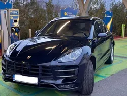 Schwarz Gebraucht 2015 Porsche Macan Turbo Performance Package SUV | 35.000 €