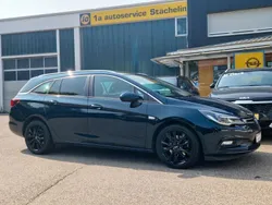 Grün Gebraucht 2017 Opel Astra Kombi | 14.480 € (Teuer)