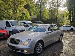 Silber Gebraucht 2005 Mercedes E220 Limousine | 2.900 €