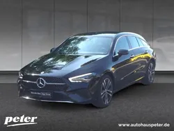 Metalliclack kosmosschwarz Gebraucht 2024 Mercedes CLA200 Shooting Brake Advanced Kombi | 33.870 € (Etwas zu teuer)