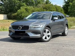 Grau Gebraucht 2019 Volvo V60 CC Pro Kombi | 18.499 €
