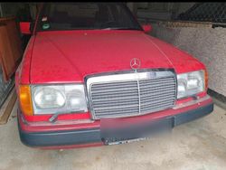 Rot Gebraucht 1987 Mercedes E260 Limousine | 6.800 €