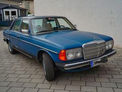 Blau Gebraucht 1982 Mercedes E230 Limousine | 3.900 €