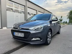 Grau Gebraucht 2016 Hyundai i20 Kleinwagen | 10.750 € (Fairer Preis)