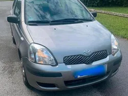 Beige Gebraucht 2004 Toyota Yaris Kleinwagen | 2.350 € (Etwas zu teuer)