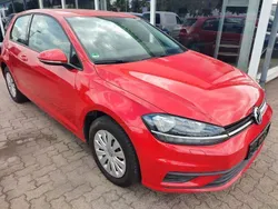 Rot Gebraucht 2018 VW Golf VII Trendline Limousine | 11.999 € (Superpreis)