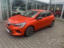 Valenciaorange Gebraucht 2023 Renault Clio V Equilibre Limousine | 20.999 € (Fairer Preis)