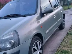 Grau Gebraucht 2002 Renault Clio II Kleinwagen | 2.300 €