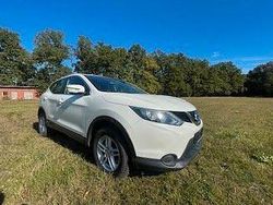 Weiß Gebraucht 2015 Nissan Qashqai Visia SUV | 9.490 € (Fairer Preis)