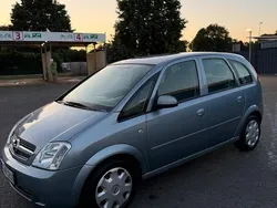 Grau Gebraucht 2005 Opel Meriva Van / Kleinbus | 2.300 € (Etwas zu teuer)