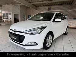 Weiß Gebraucht 2016 Hyundai i20 Trend Limousine | 7.990 € (Fairer Preis)