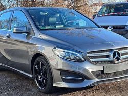 Grau Gebraucht 2018 Mercedes B200 Urban Van / Kleinbus | 13.850 € (Fairer Preis)