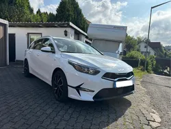 Weiß Gebraucht 2023 Kia Ceed Sportswagon Vision Kombi | 21.700 € (Guter Preis)