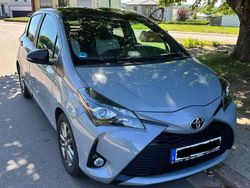 Grau Gebraucht 2020 Toyota Yaris Hybrid Sport Limousine | 17.500 € (Fairer Preis)