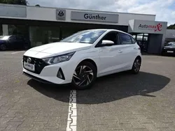 Atlasweiß Gebraucht 2022 Hyundai i20 Edition 30 Limousine | 16.480 € (Fairer Preis)