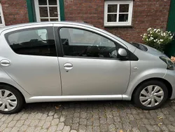 Silber Gebraucht 2013 Toyota Aygo Connect Style Kleinwagen | 3.500 € (Fairer Preis)