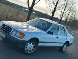 Weiß Gebraucht 1989 Mercedes E200 Limousine | 6.600 €