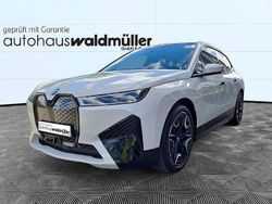 Weiß Gebraucht 2023 BMW iX Sport Line SUV | 51.011 € (Etwas zu teuer)