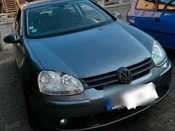 Grau Gebraucht 2004 VW Golf V Kleinwagen | 3.000 € (Etwas zu teuer)