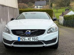 Weiß Gebraucht 2015 Volvo V60 CC Summum Kombi | 9.990 €