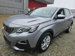 Grau Gebraucht 2020 Peugeot 5008 Van / Kleinbus | 14.875 €