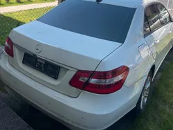 Weiß Gebraucht 2010 Mercedes E200 Limousine | 3.500 €