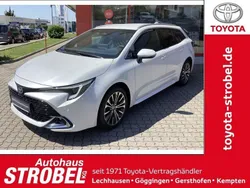 Schneeweiß Gebraucht 2023 Toyota Corolla Team Kombi | 27.480 € (Fairer Preis)