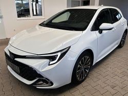 Schneeweiß Gebraucht 2024 Toyota Corolla Hybrid Team Limousine | 24.999 € (Fairer Preis)