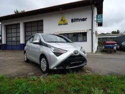 Silber Gebraucht 2018 Toyota Aygo X-play Kleinwagen | 8.800 € (Fairer Preis)