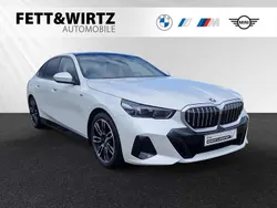 Mineralweiss Gebraucht 2024 BMW 520 M Sport Limousine | 52.900 € (Fairer Preis)