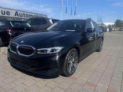 Schwarz uni Neu 2025 BMW 330e Sport Line Limousine | 51.389 €